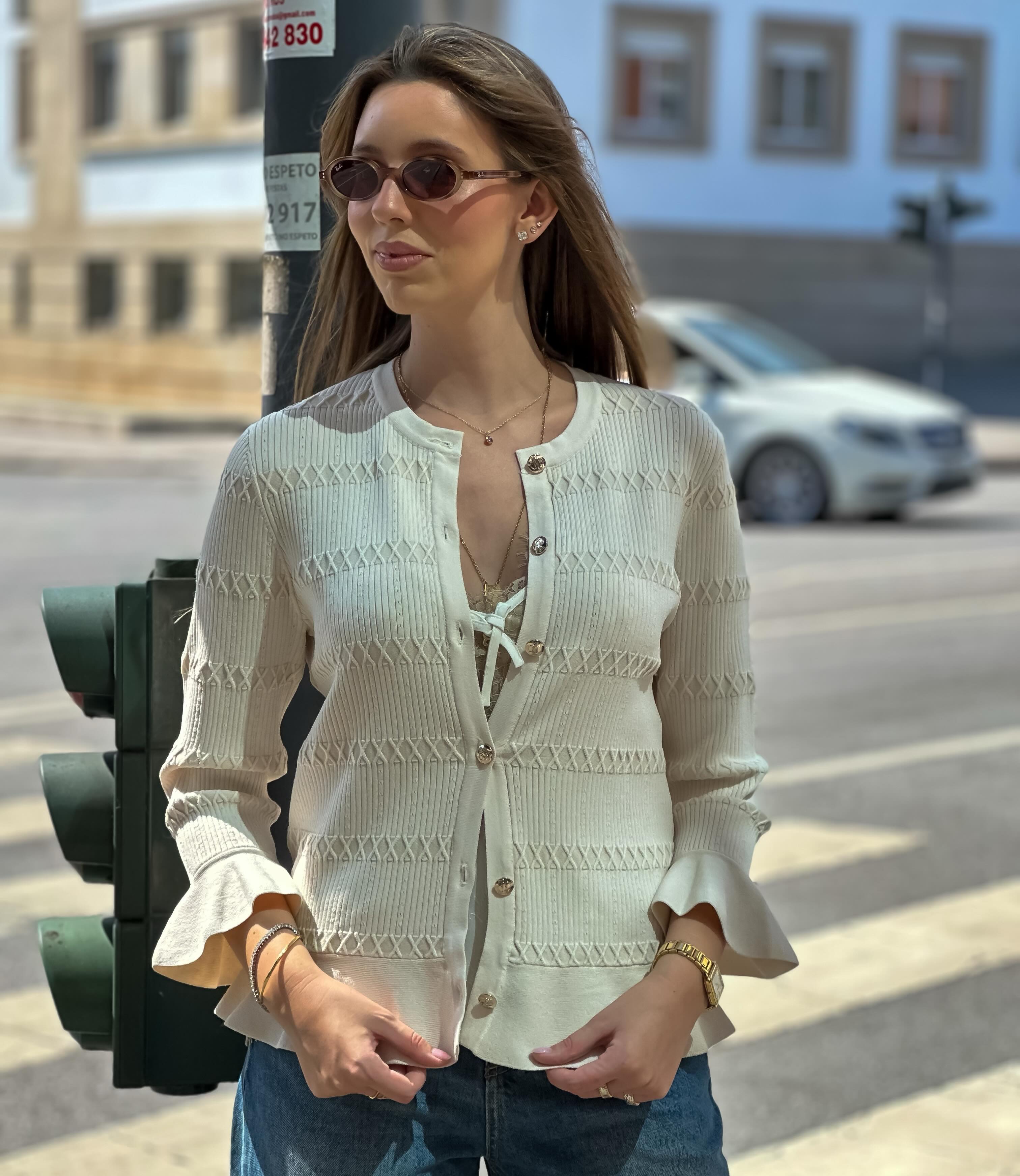 A combinação perfeita entre conforto e sofisticação: cardigan leve, top rendado e jeans wide leg. 🤍✨