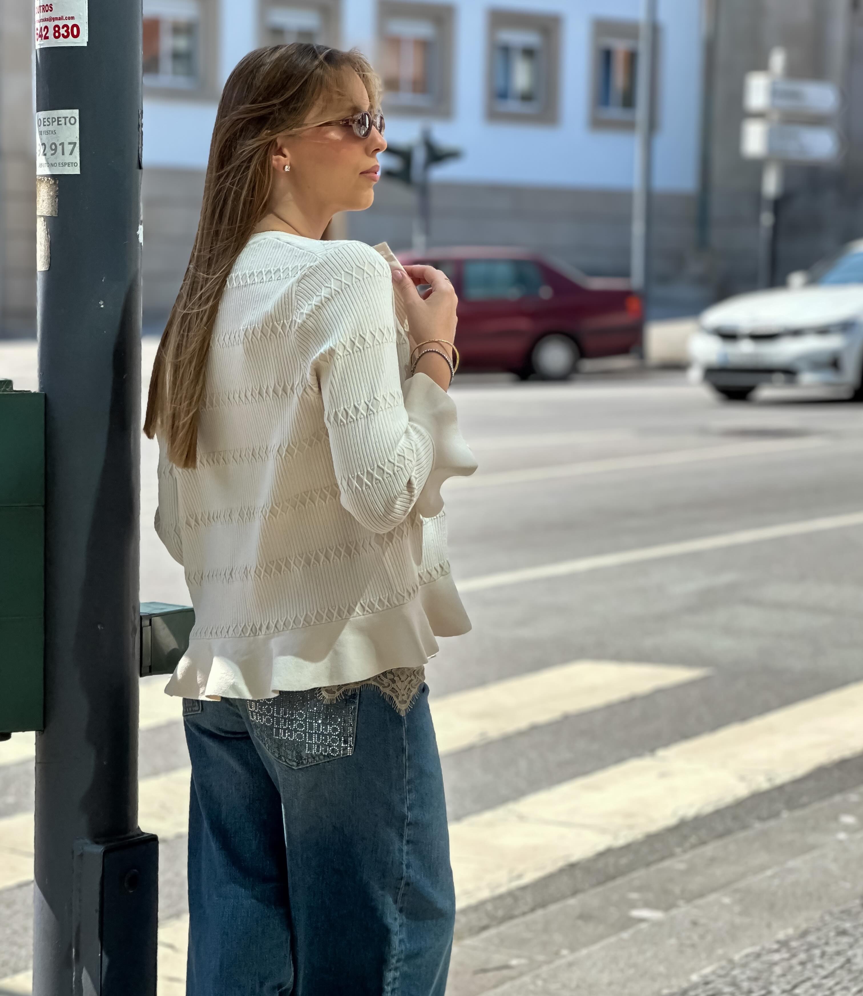 A combinação perfeita entre conforto e sofisticação: cardigan leve, top rendado e jeans wide leg. 🤍✨