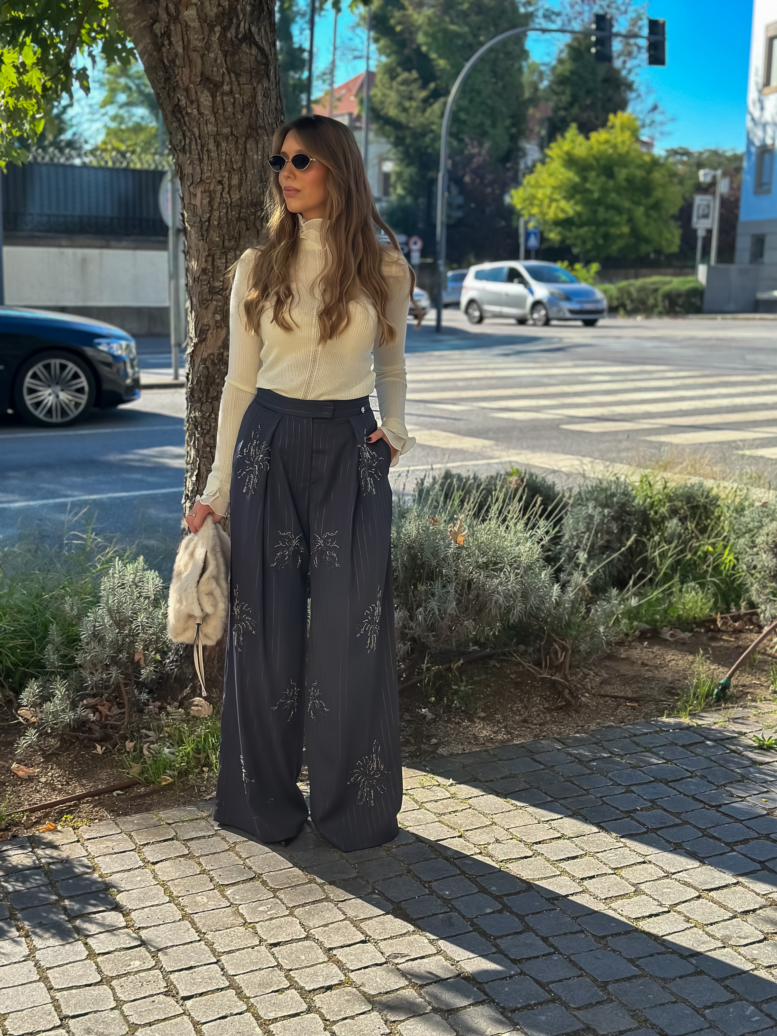Calça riscas bordada