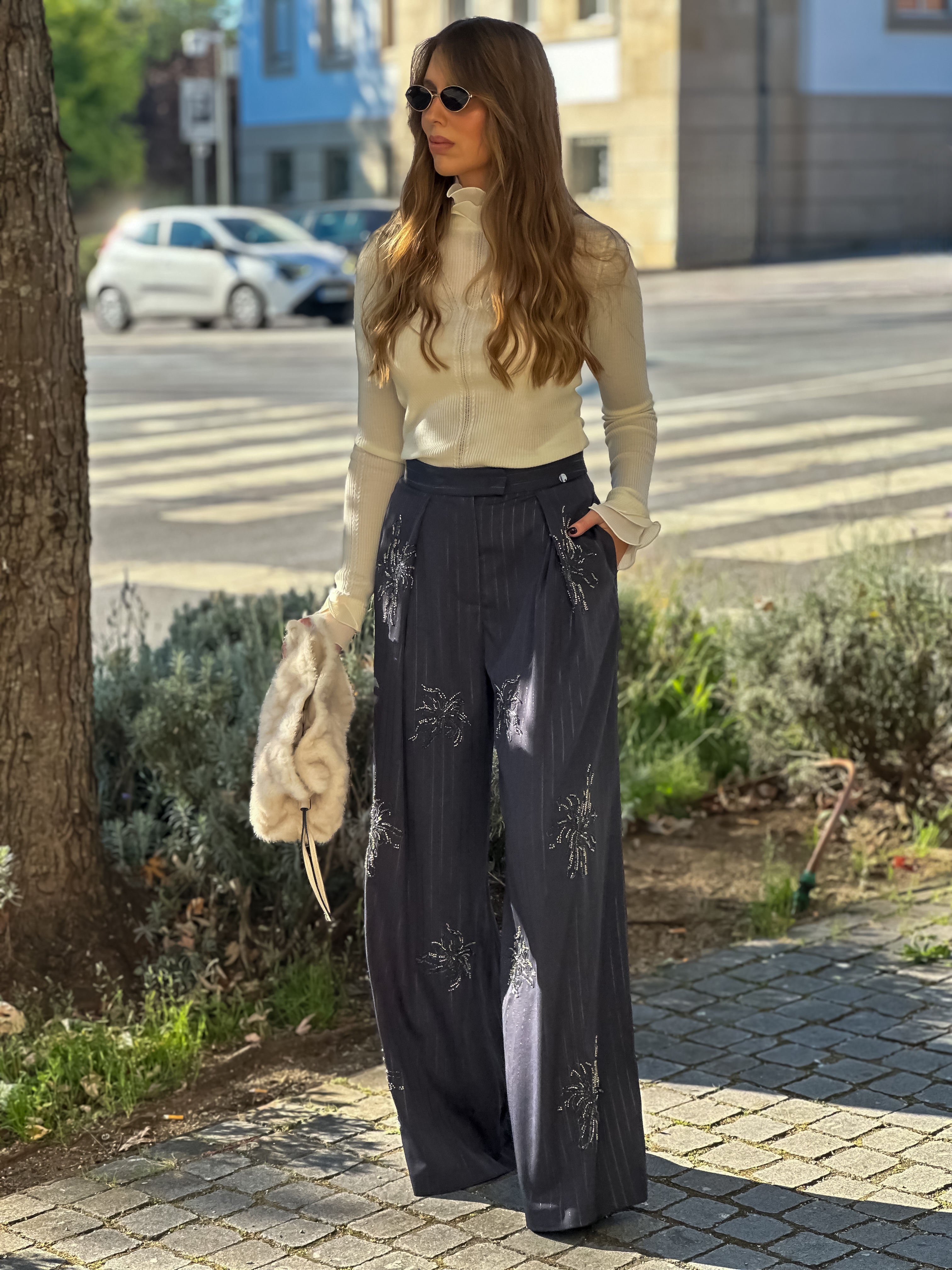 Calça riscas bordada