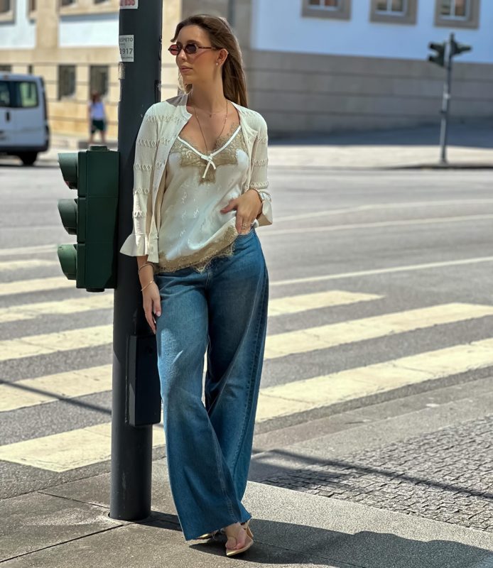 A combinação perfeita entre conforto e sofisticação: cardigan leve, top rendado e jeans wide leg. 🤍✨